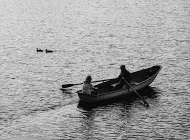 Любовная история на воде: романтическое свидание на лодке — фото 4