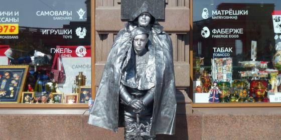 "Живые статуи" на улицах Санкт-Петербурга: форма самовыражения или заработок?