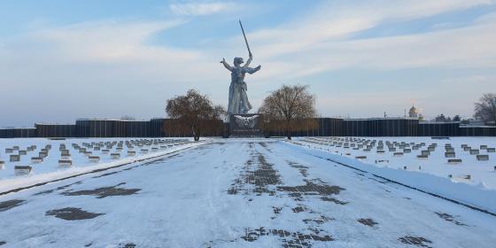 Побывал на могиле лейтенанта Афанасьева, под руководством которого проходила оборона «Дома Павлова»