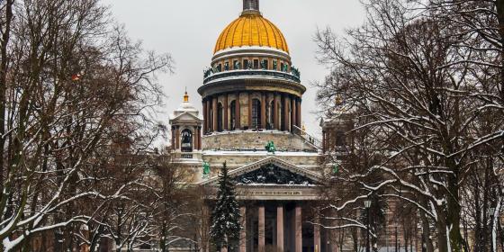 Куда поехать зимой в России: горнолыжные курорты и необычные локации для активного отдыха