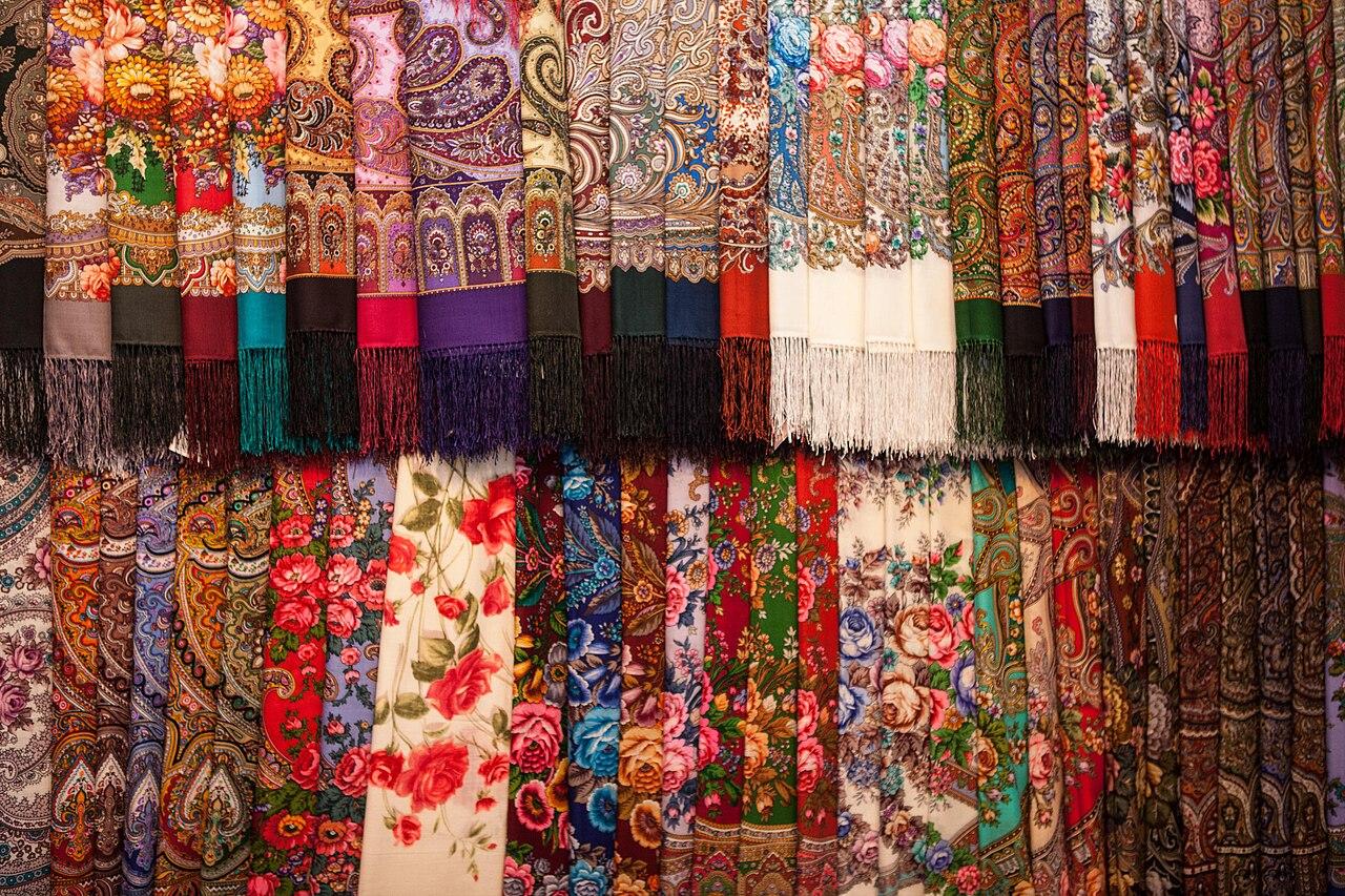 Moscow,_VDNKh,_various_shawls_on_display_(10656140444) Moscow,_VDNKh,_various_shawls_on_display_(10656140444)