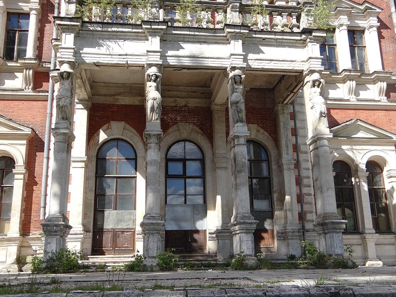Вход_главного_дома_Усадьбы_Воронцова-Дашкова_в_со_стороны_реки_Быковки